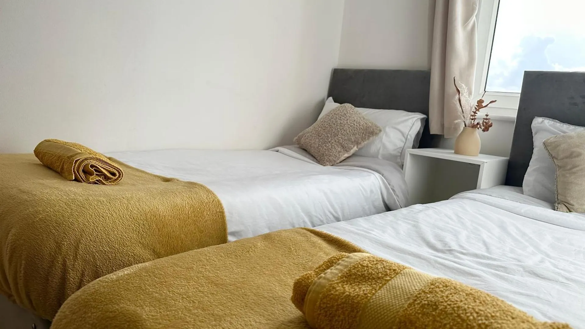 Cosy 2 Bed Apartment 5 Min Walk From London Tube Station Ilford 0*,  United Kingdom