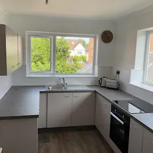  Apartment Large 2-bedroom Maisonette With Free Parking
